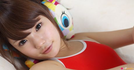 亞洲美女佐藤真奈美在手指操之前脫下泳衣