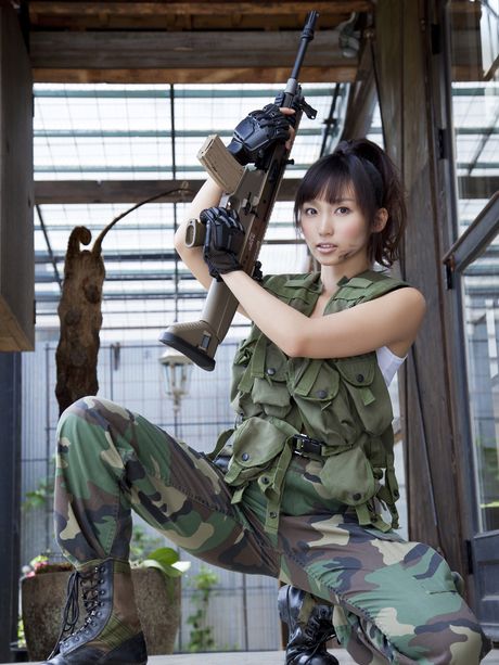 Asiatisk teenager Risa Yoshiki viser sine fantastiske bryster frem og poserer i en militæruniform