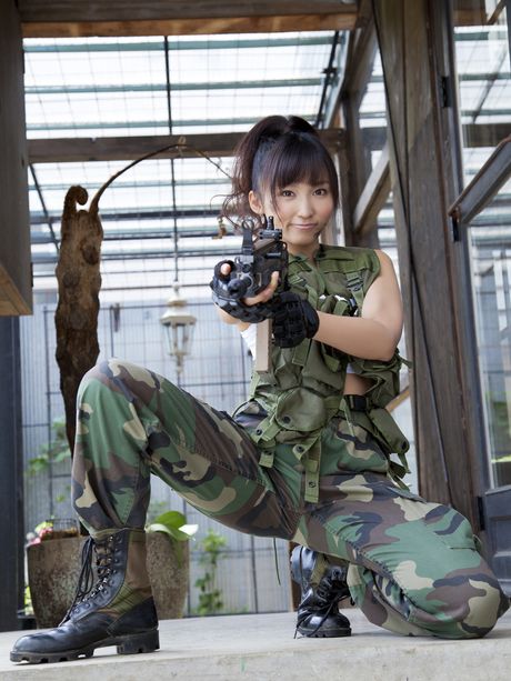Asiatisk teenager Risa Yoshiki viser sine fantastiske bryster frem og poserer i en militæruniform