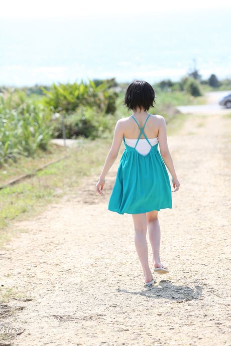 Asiatisk søde Karin Miyamoto viser sine små bryster frem og fanger sit himmelklædte udseende udendørs