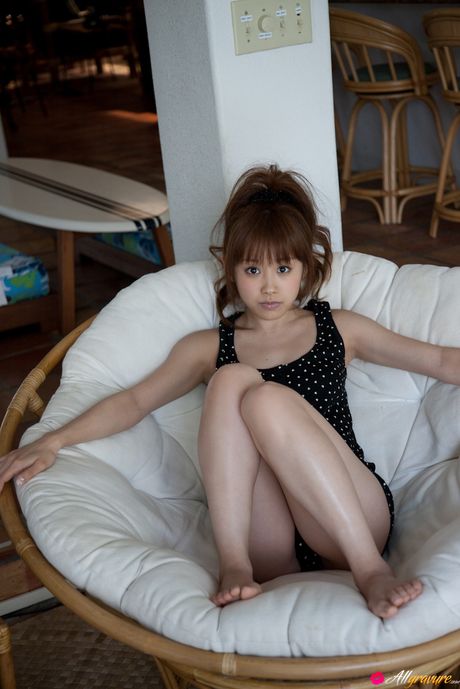 Fantastisk japansk skønhed Ai Takahashi præsenterer sine små bryster og modeller i rå tilstand i en solo