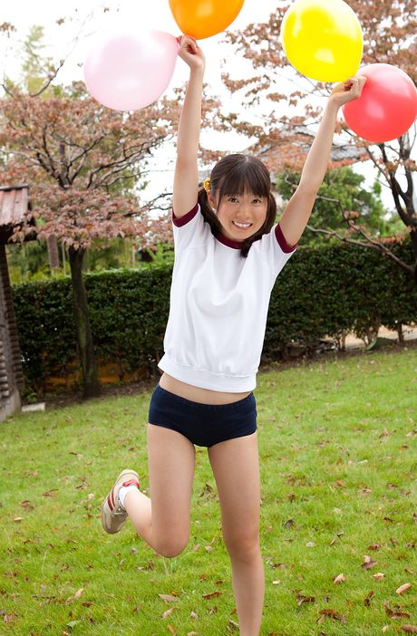 Ødelæggende japansk dukke Tenshin Nanao viser sine flotte bryster og fremviser sin naturlige form udendørs