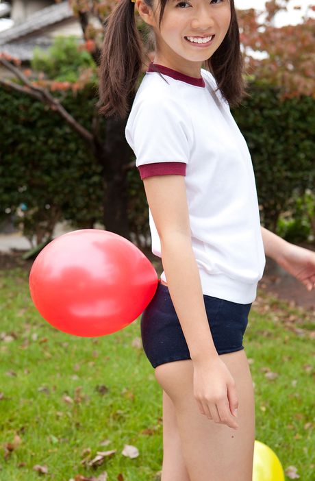 Ødelæggende japansk dukke Tenshin Nanao viser sine flotte bryster og fremviser sin naturlige form udendørs