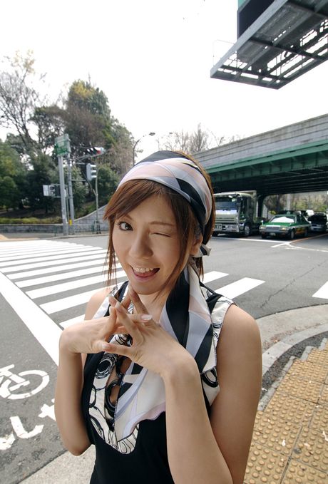 一流的亞洲寶貝 Yuma Asami 展示了她驚人的胸部和修剪過的陰部