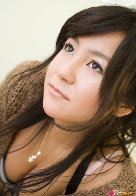 亞洲女孩 Natsuki Takahashi 展示她的大胸部並穿著絲襪擺姿勢