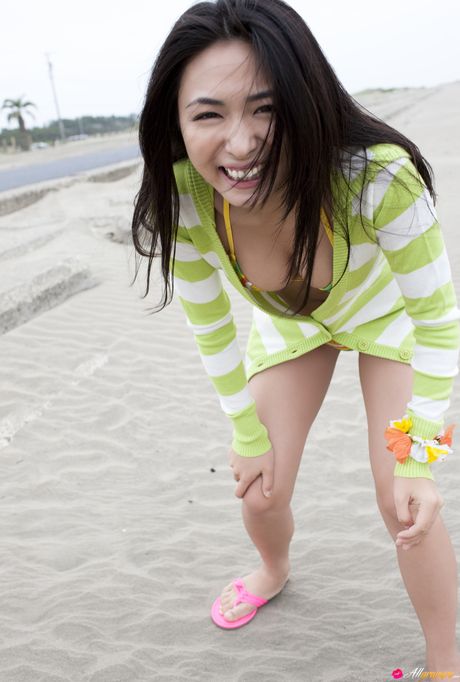 亞洲美女川村由紀江展示她的巨乳並穿著比基尼擺姿勢