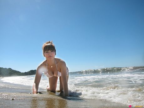 身穿比基尼的磯山沙耶香在陽台上展示她性感的臀部