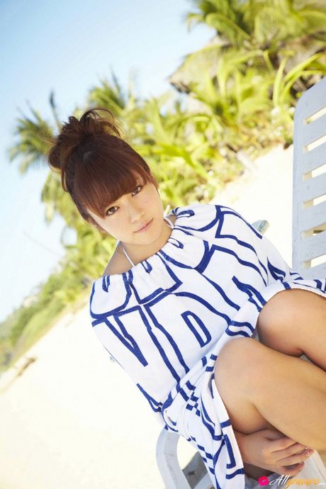 身穿比基尼的磯山沙耶香在陽台上展示她性感的臀部