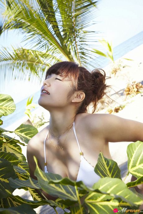 身穿比基尼的磯山沙耶香在陽台上展示她性感的臀部