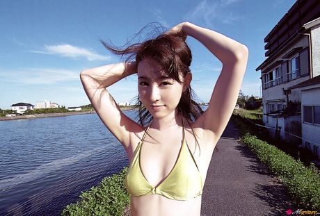 Førsteklasses asiatisk teenager Rina Akiyama fremhæver sine små bryster og skaldede fisse