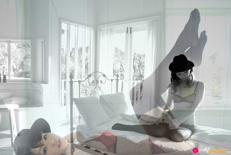 亞洲娃娃 Neo 赤身裸體，穿著連帽斗篷和及膝襪