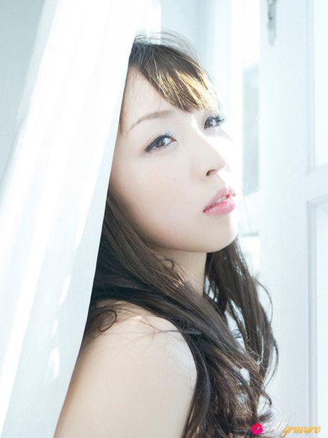 亞洲娃娃 Neo 赤身裸體，穿著連帽斗篷和及膝襪