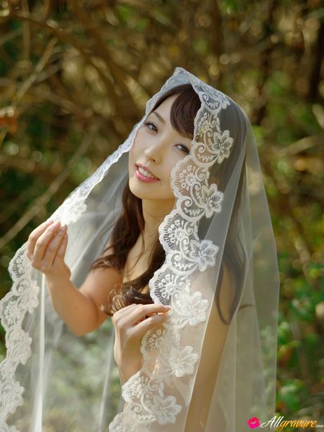 亞洲娃娃 Neo 赤身裸體，穿著連帽斗篷和及膝襪