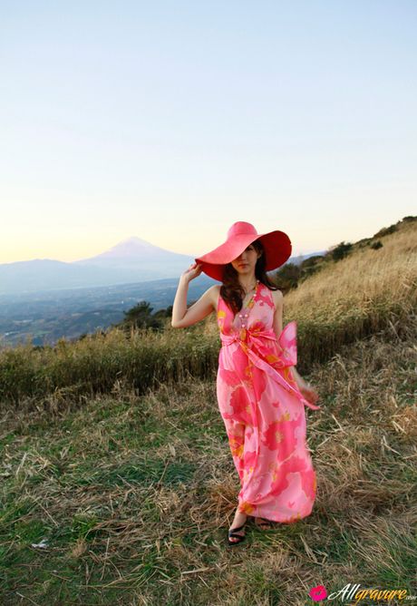 アジアンドールのネオがフード付きマントとニーハイソックスを身につけて裸になる