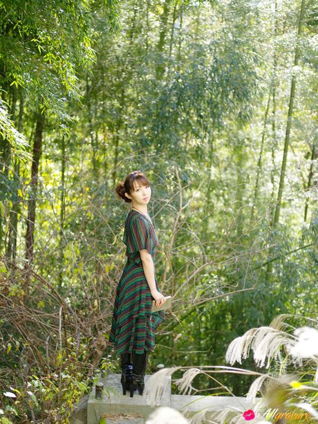 亞洲娃娃 Neo 赤身裸體，穿著連帽斗篷和及膝襪