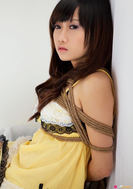 アジア美人のミコが網タイツ姿で完璧なおっぱいとポーズを披露