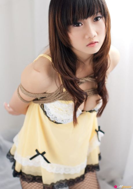 アジア美人のミコが網タイツ姿で完璧なおっぱいとポーズを披露