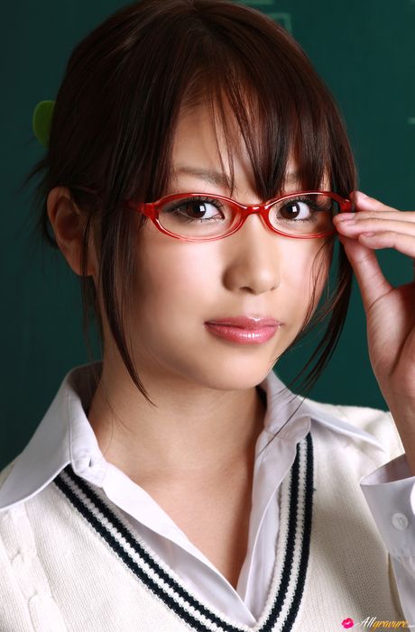 亞洲媽媽 Mai Nishida 展示她的大胸部並獨自擺姿勢