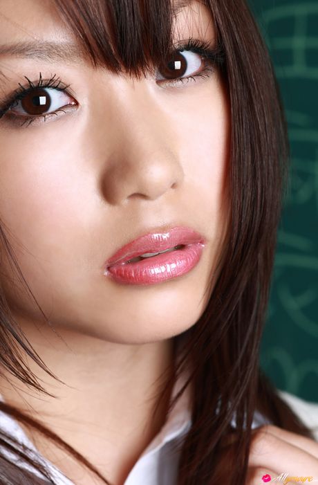 亞洲媽媽 Mai Nishida 展示她的大胸部並獨自擺姿勢