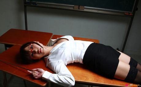 亞洲媽媽 Mai Nishida 展示她的大胸部並獨自擺姿勢