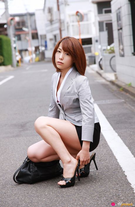 亞洲寶貝柏木美里 (Misato Kashiwagi) 展示她漂亮的乳房並獨自擺姿勢