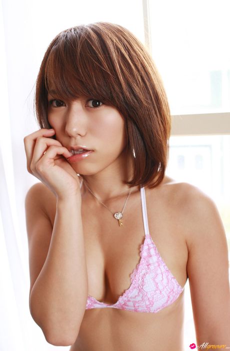 亞洲寶貝柏木美里 (Misato Kashiwagi) 展示她漂亮的乳房並獨自擺姿勢