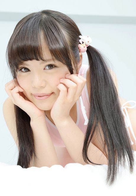 亞洲女孩 Moeno Takarada 展示她的小乳房並擺出獨奏姿勢