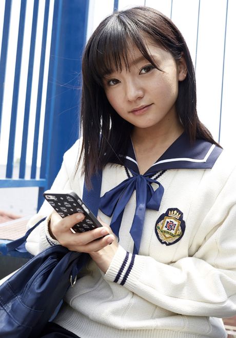 女學生 Ayana Nishinaga 展示她火辣的臀部並穿著絲襪擺姿勢