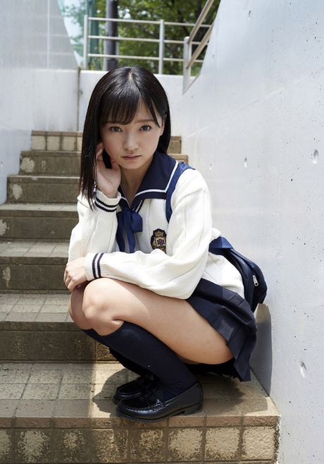 女學生 Ayana Nishinaga 展示她火辣的臀部並穿著絲襪擺姿勢