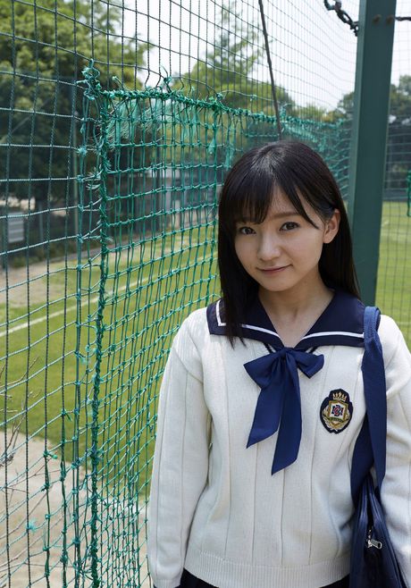 女學生 Ayana Nishinaga 展示她火辣的臀部並穿著絲襪擺姿勢