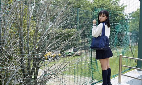 女學生 Ayana Nishinaga 展示她火辣的臀部並穿著絲襪擺姿勢