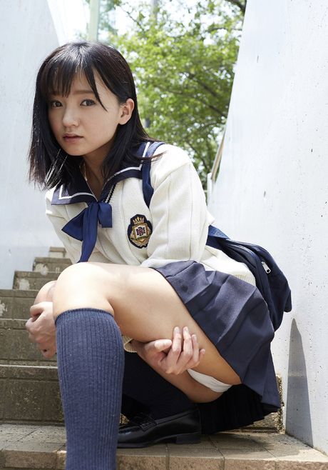 女學生 Ayana Nishinaga 展示她火辣的臀部並穿著絲襪擺姿勢