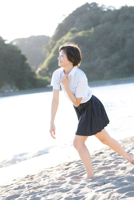 Brown-eyed Japanese babe shows her tiny boobs and bald pussy