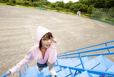 亞洲封面女郎西田麻衣脫掉眼鏡和胸罩，然後脫光衣服