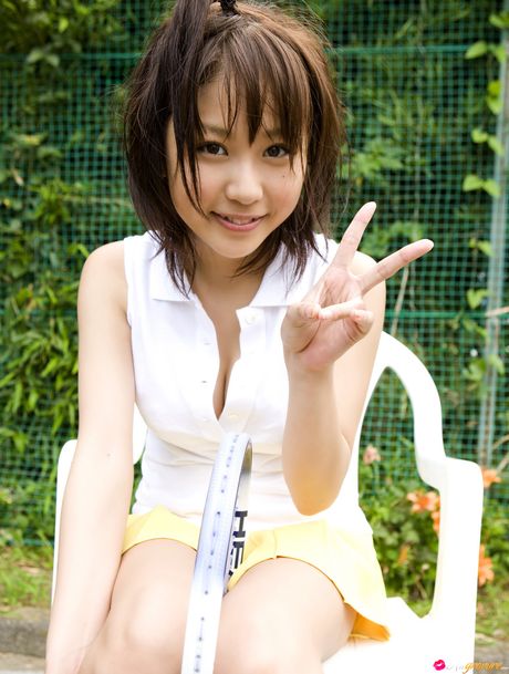 亞洲封面女郎西田麻衣脫掉眼鏡和胸罩，然後脫光衣服