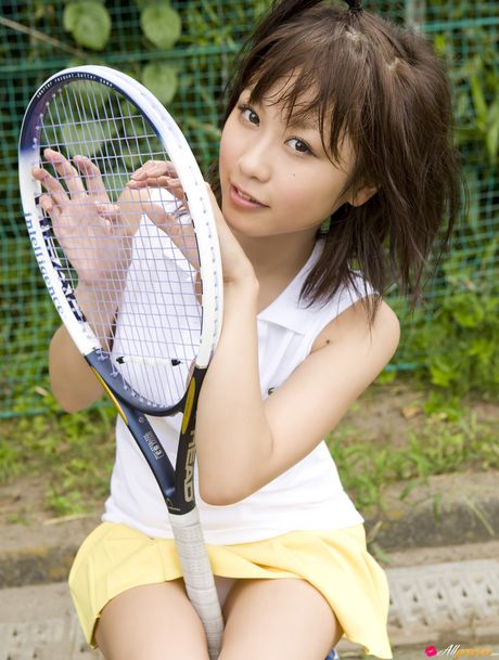 亞洲封面女郎西田麻衣脫掉眼鏡和胸罩，然後脫光衣服