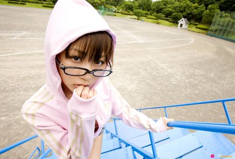 亞洲封面女郎西田麻衣脫掉眼鏡和胸罩，然後脫光衣服