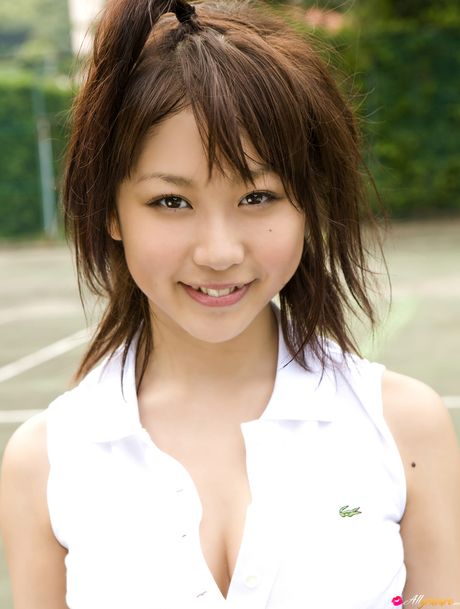 亞洲封面女郎西田麻衣脫掉眼鏡和胸罩，然後脫光衣服