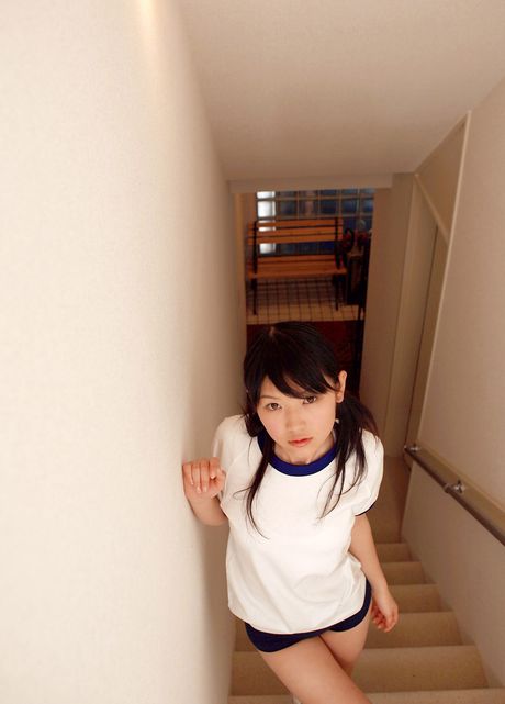 アジアのティーン、木嶋のりこが小さな胸を披露し、ソロでポーズをとる