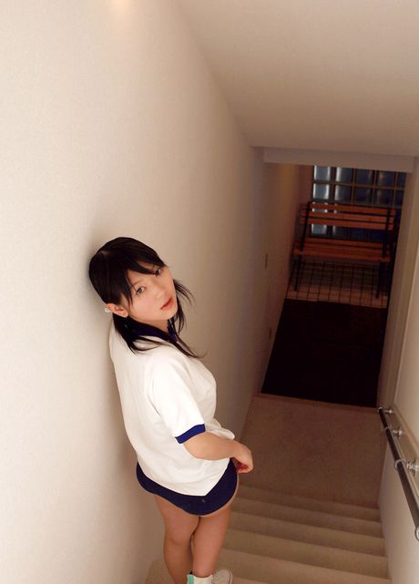 アジアのティーン、木嶋のりこが小さな胸を披露し、ソロでポーズをとる