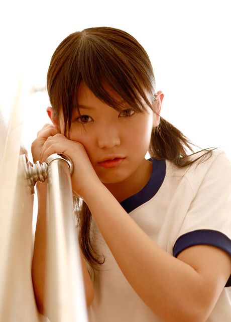 アジアのティーン、木嶋のりこが小さな胸を披露し、ソロでポーズをとる