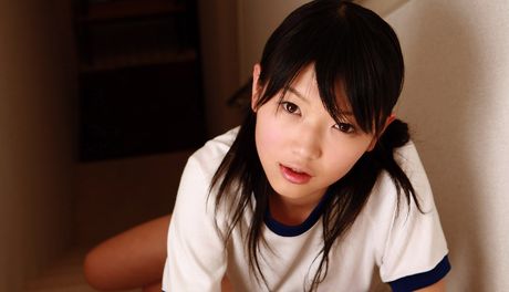 アジアのティーン、木嶋のりこが小さな胸を披露し、ソロでポーズをとる