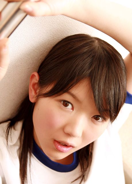 アジアのティーン、木嶋のりこが小さな胸を披露し、ソロでポーズをとる