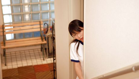 アジアのティーン、木嶋のりこが小さな胸を披露し、ソロでポーズをとる