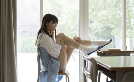 Skolepige Rika Sakurai viser sin skaldede fisse frem i et klasseværelse