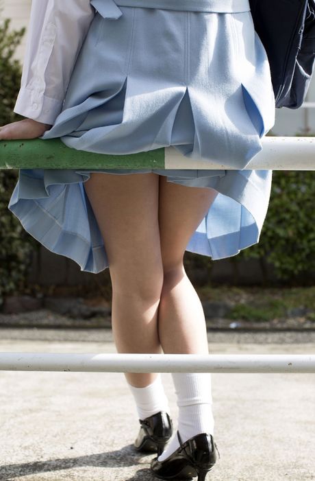 Skolepige Rika Sakurai viser sin skaldede fisse frem i et klasseværelse