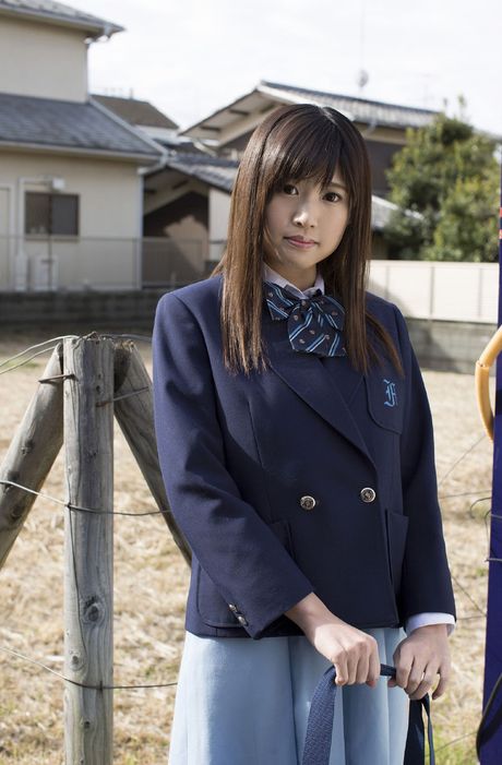 Skolepige Rika Sakurai viser sin skaldede fisse frem i et klasseværelse