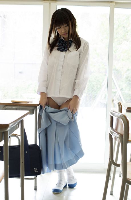 Skolepige Rika Sakurai viser sin skaldede fisse frem i et klasseværelse