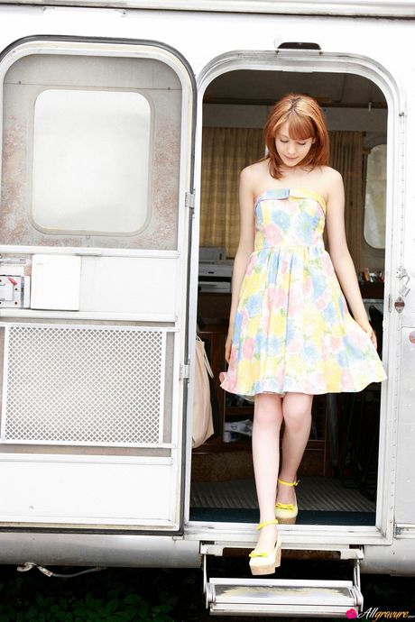 亞洲寶貝 Reina Triendl 展示她美麗的乳房，並在戶外展示她不穿衣服的身材