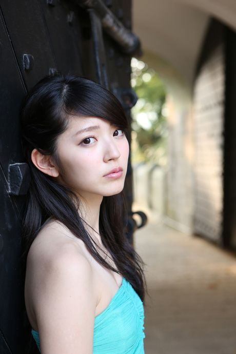 亞洲美女鈴木愛理在花園的毯子上赤裸裸